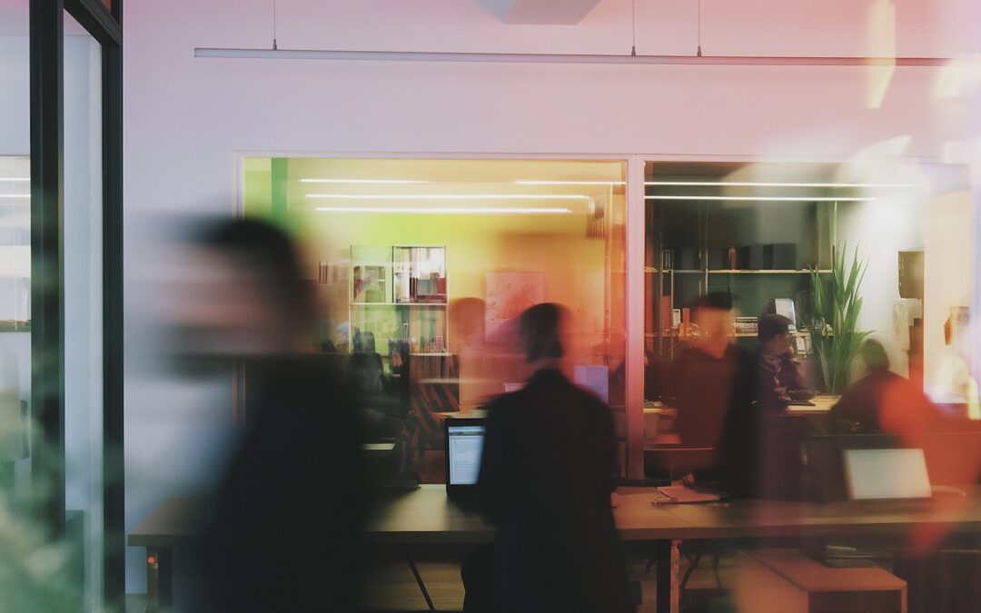 Profesionales colaborando en una oficina moderna, representando un ambiente dinámico y organizado, ideal para resaltar el contenido sobre formación bonificada en empresas y los servicios ofrecidos por Kapacita.
