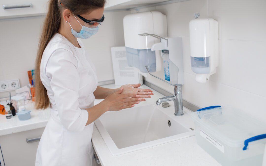 Profesional sanitaria realizando higiene de manos en un entorno clínico, parte de la formación en certificados profesionales del sector sociosanitario.